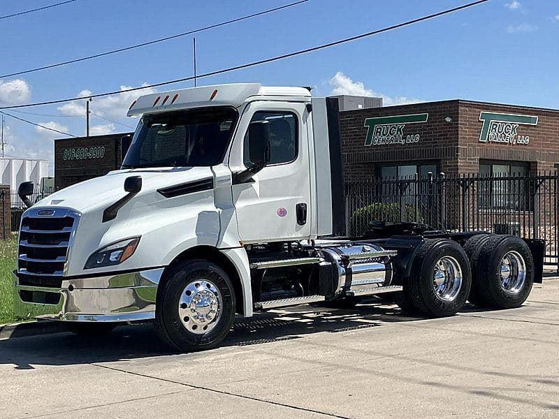 2020 Freightliner Cascadia 126 image 1