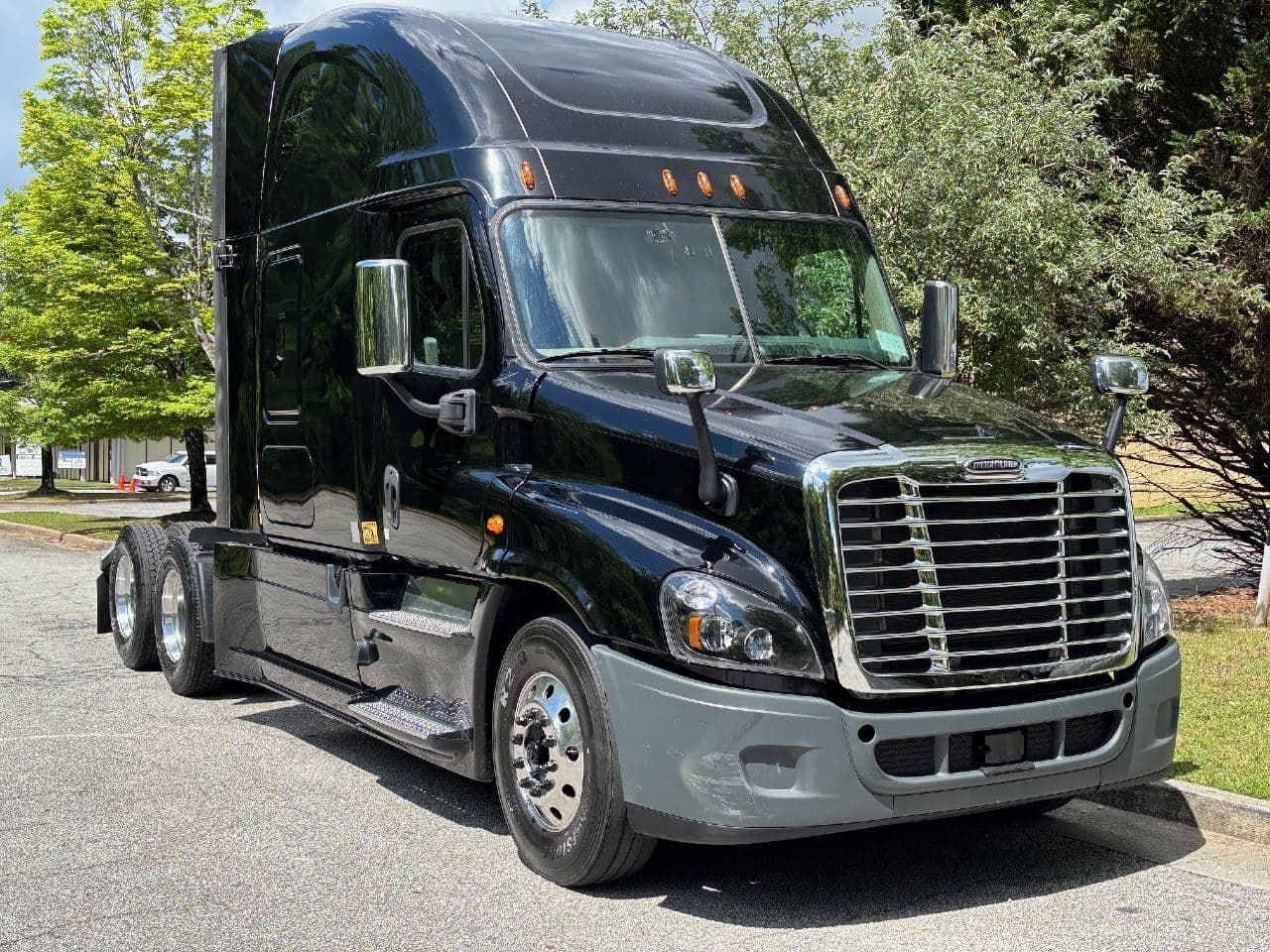 2020 Freightliner Cascadia 125 image 2