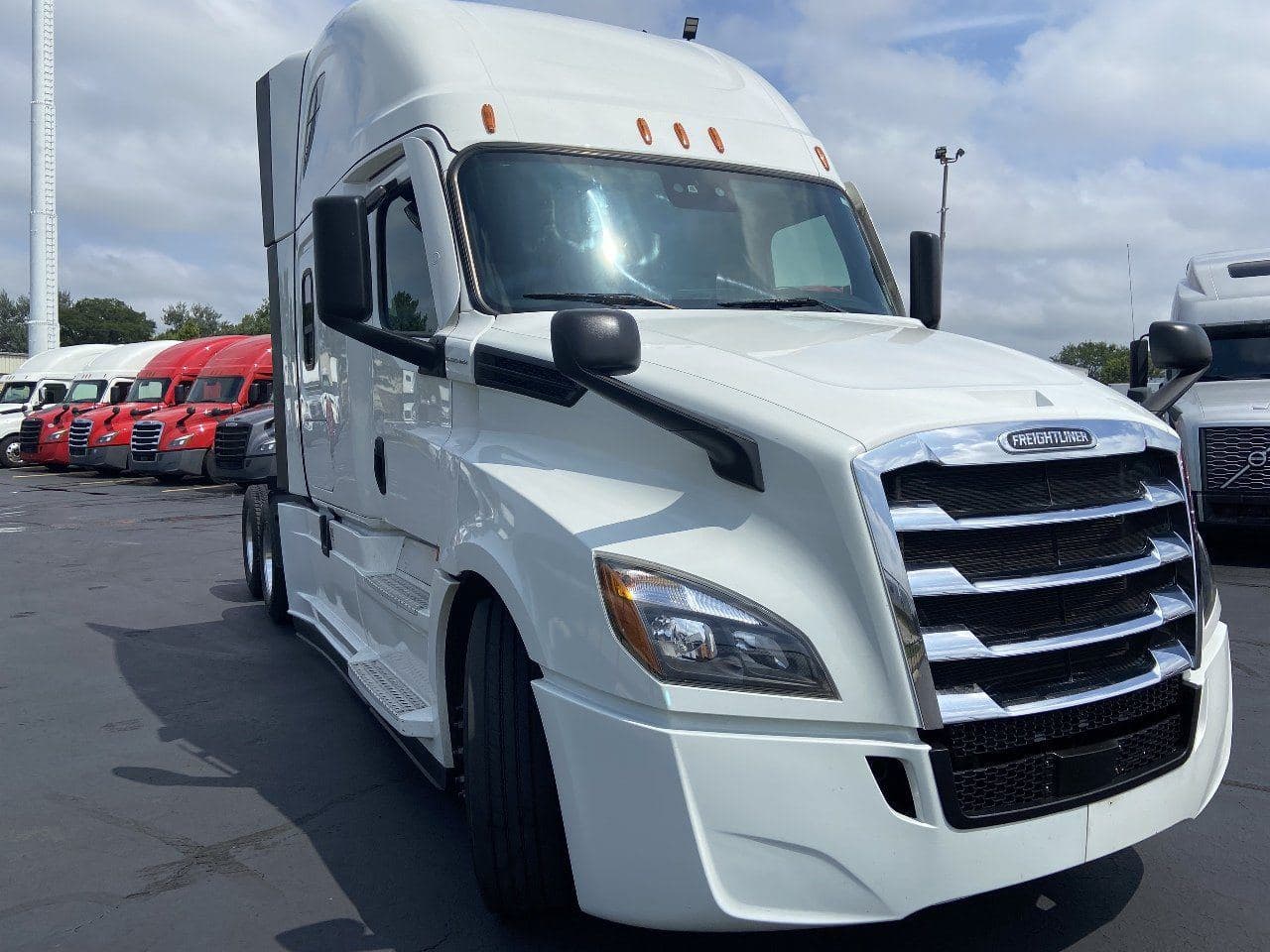 2020 FREIGHTLINER Cascadia CA126 Tandem Axle Sleeper image 3