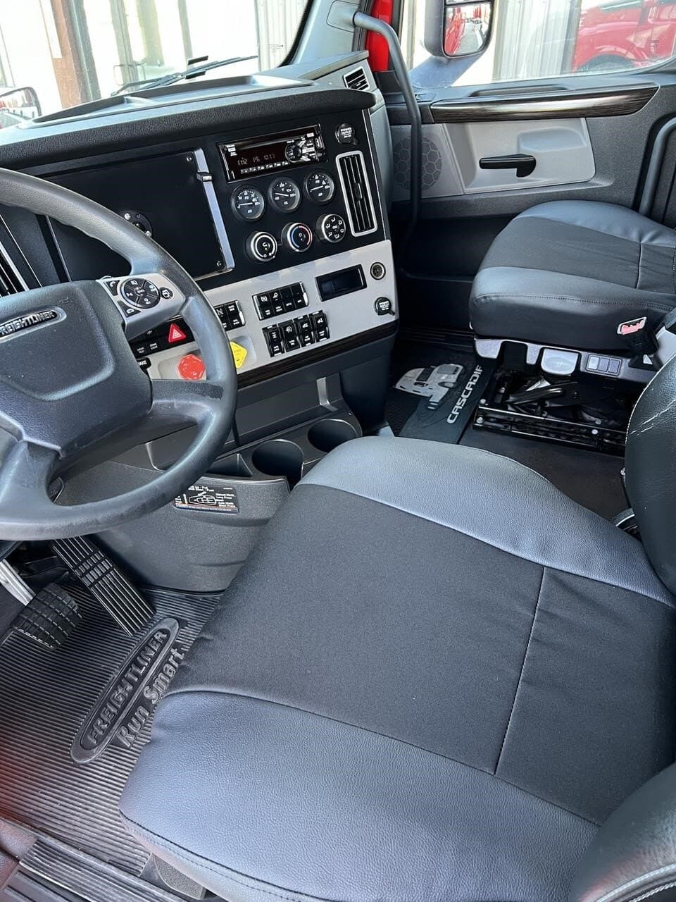 Used 2018 FREIGHTLINER Conventional - Sleeper Truck, Tractor - CASCADIA 126 For Sale image 4