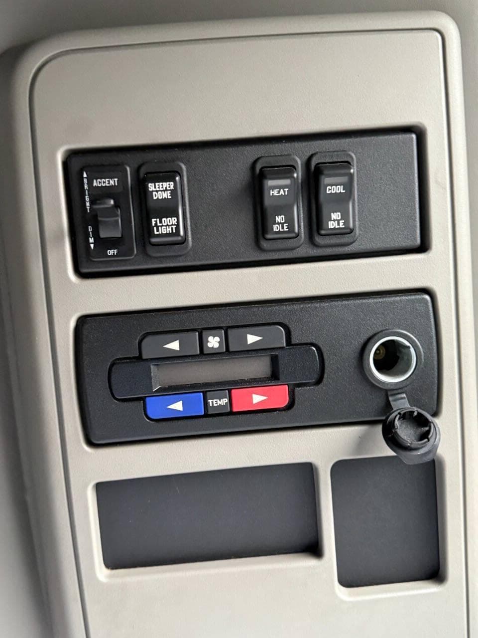 2022 International LT625 image 30