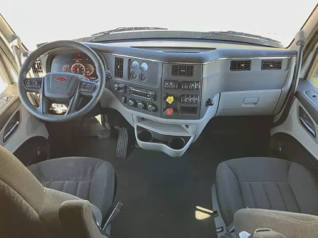 2022 Peterbilt 579 image 6