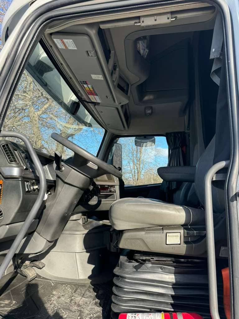 2022 Volvo VNL 760 image 8