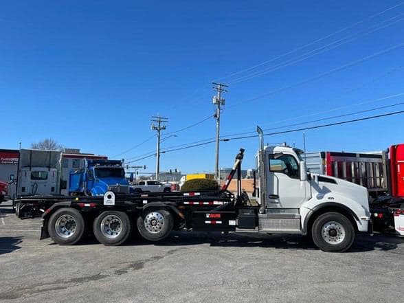 2025 Kenworth T880 image 3
