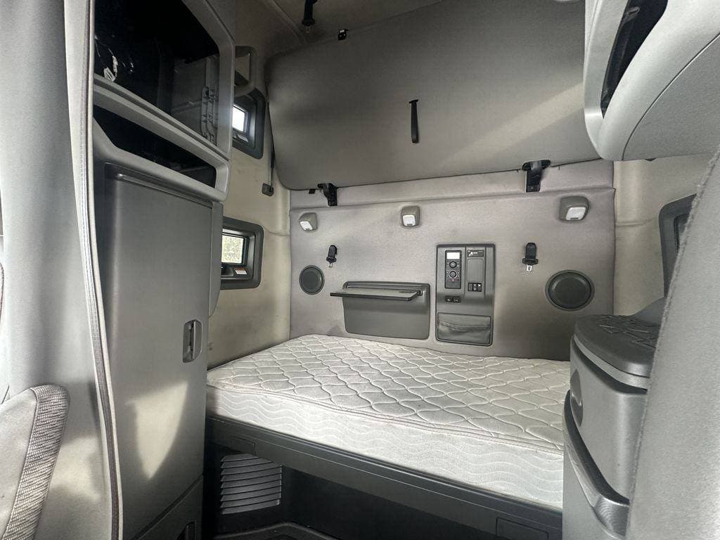 2021 Volvo VNL image 10