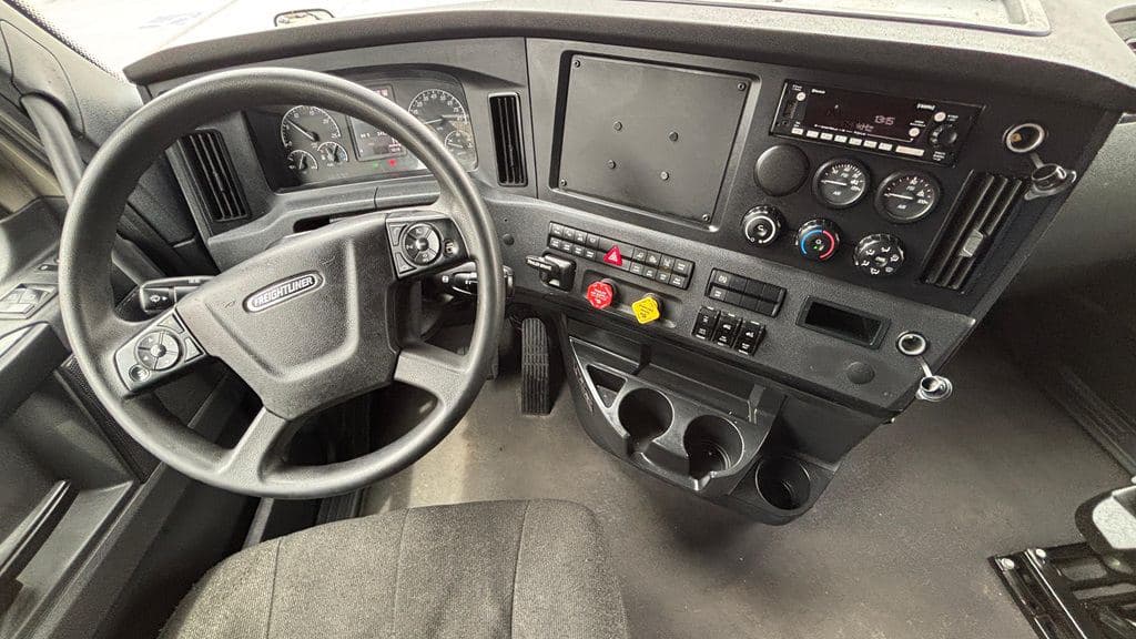 Used 2024 FREIGHTLINER PT126064ST image 20