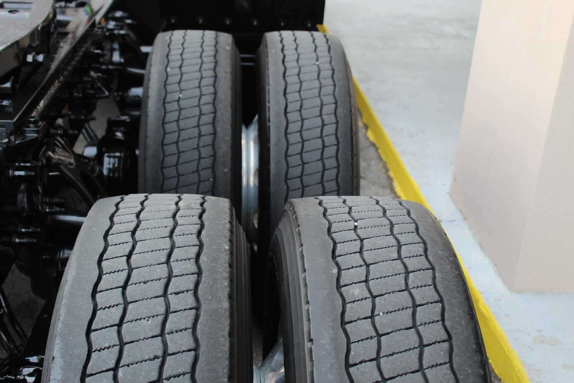 2023 Peterbilt 579 image 4