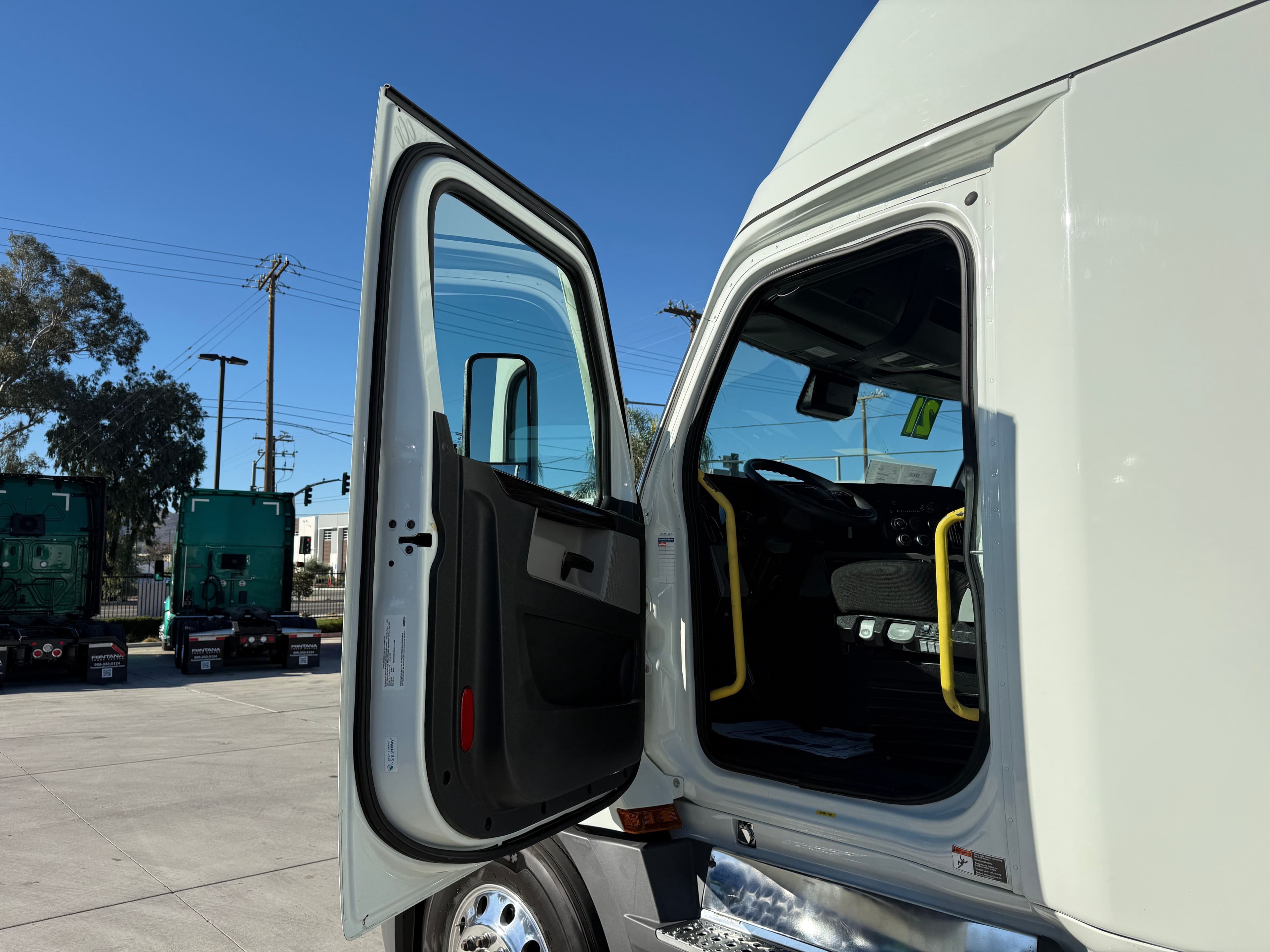 2021 Freightliner Cascadia 126 image 9