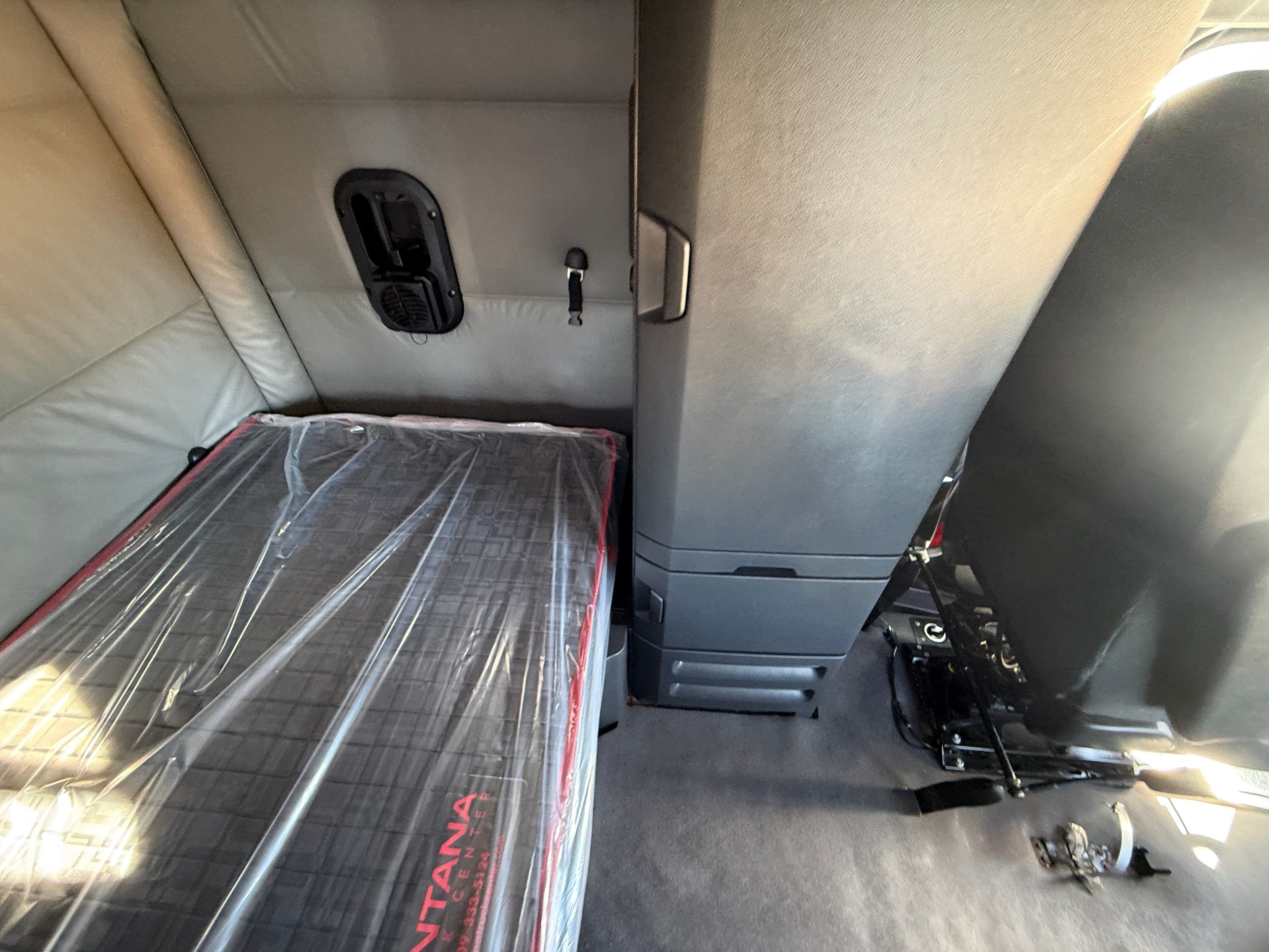 2022 Freightliner Cascadia 126 image 33