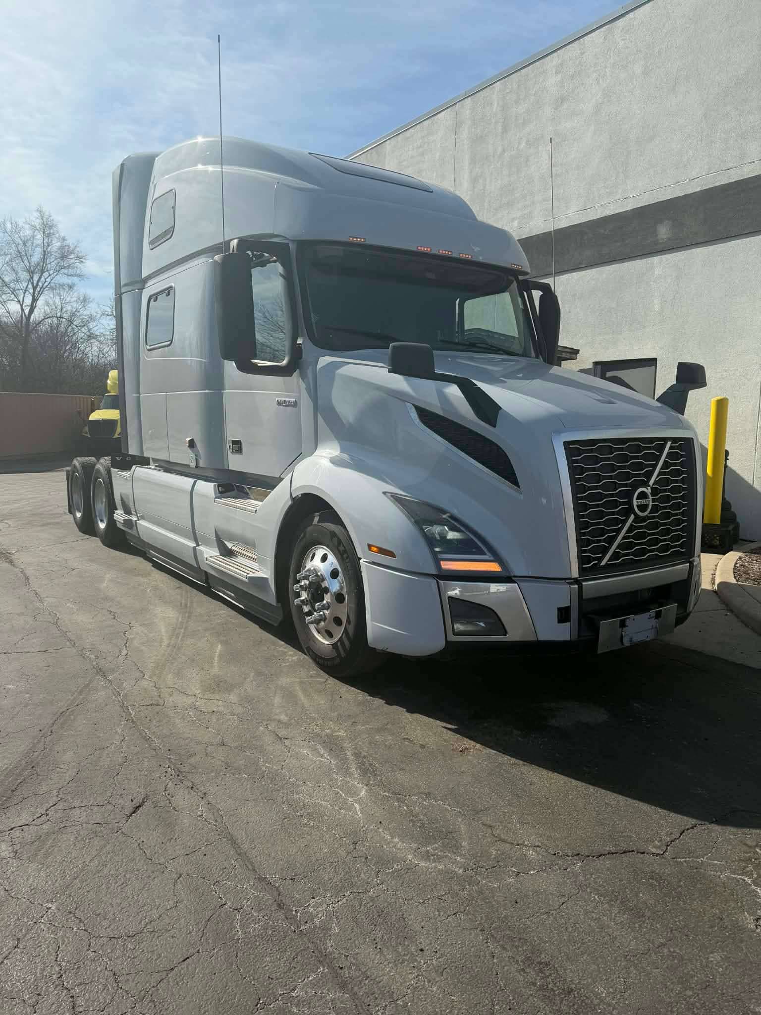 2024 Volvo VNL image 2