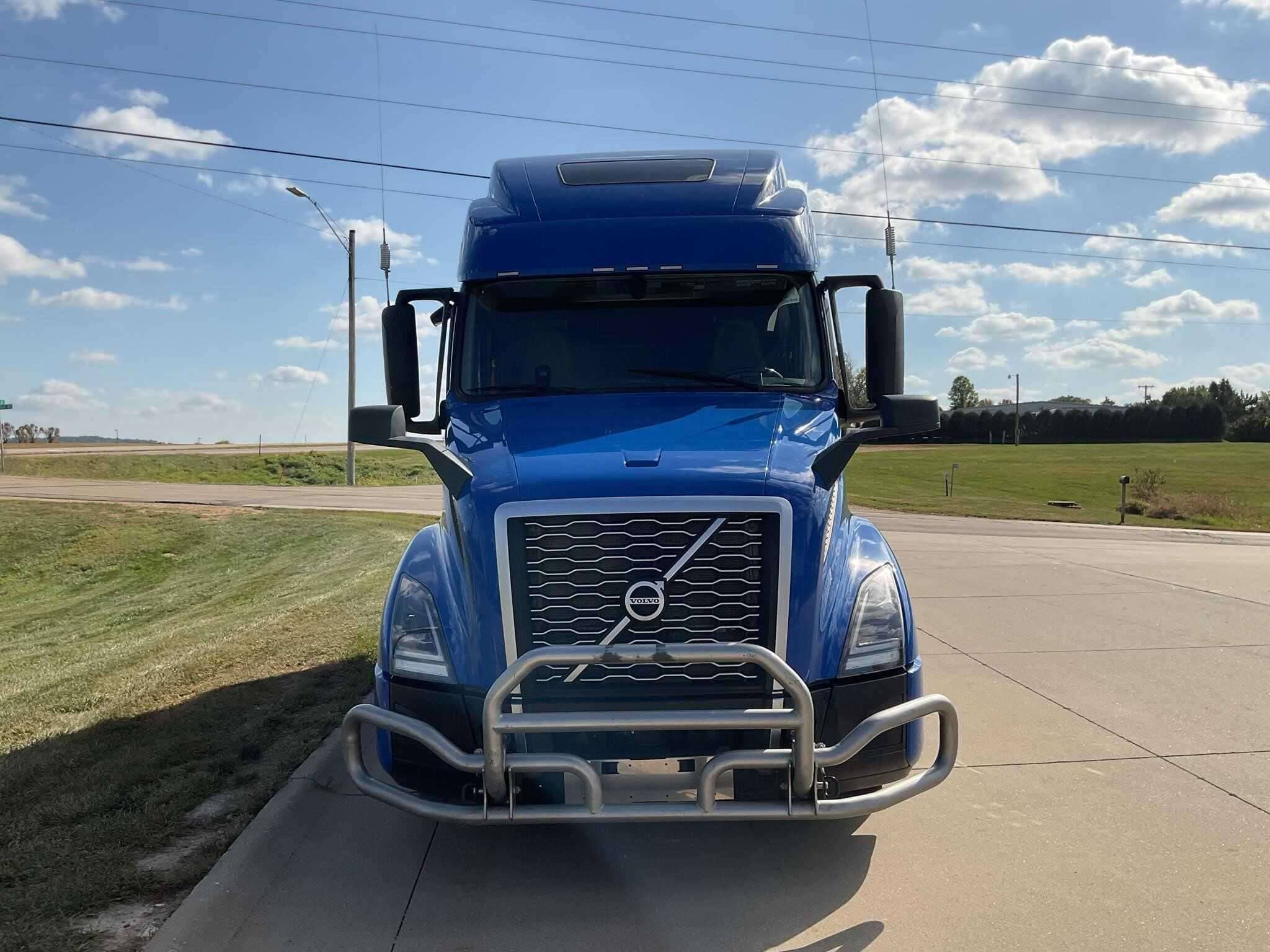 2022 Volvo VNL image 2