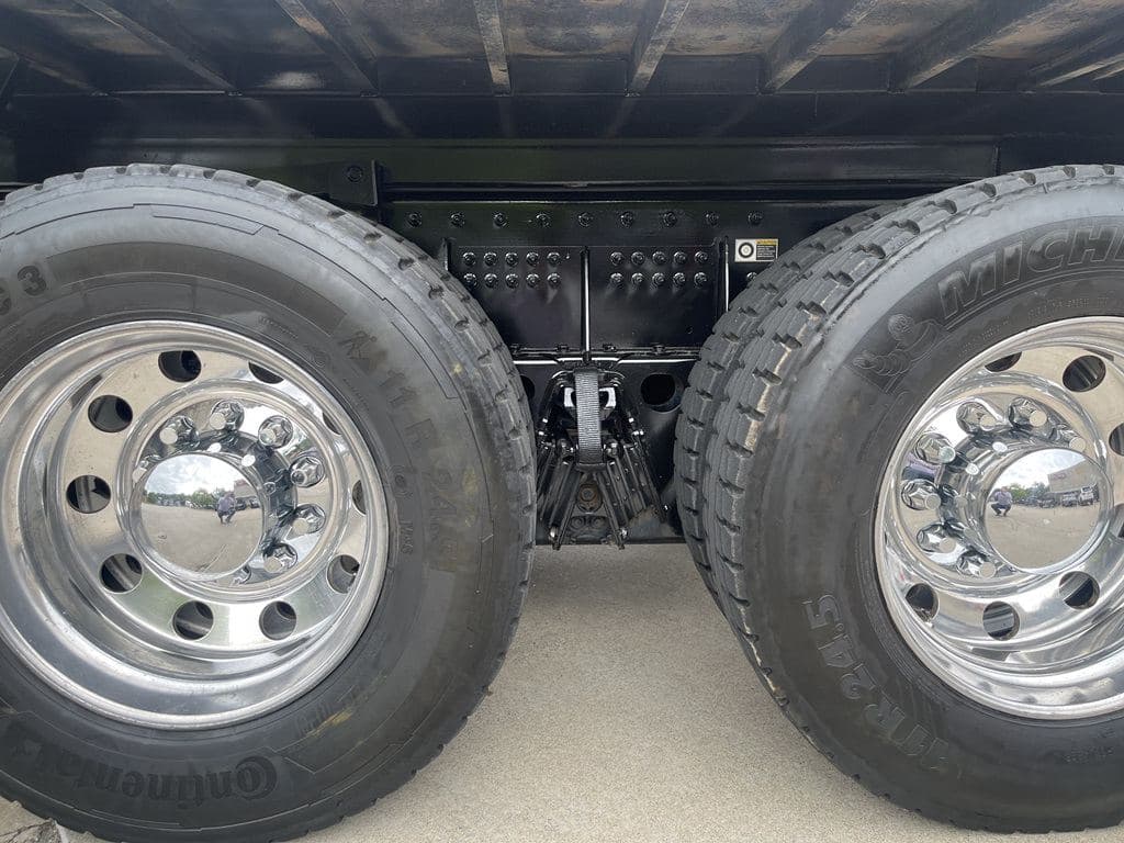 Used 2024 PETERBILT 389 image 2