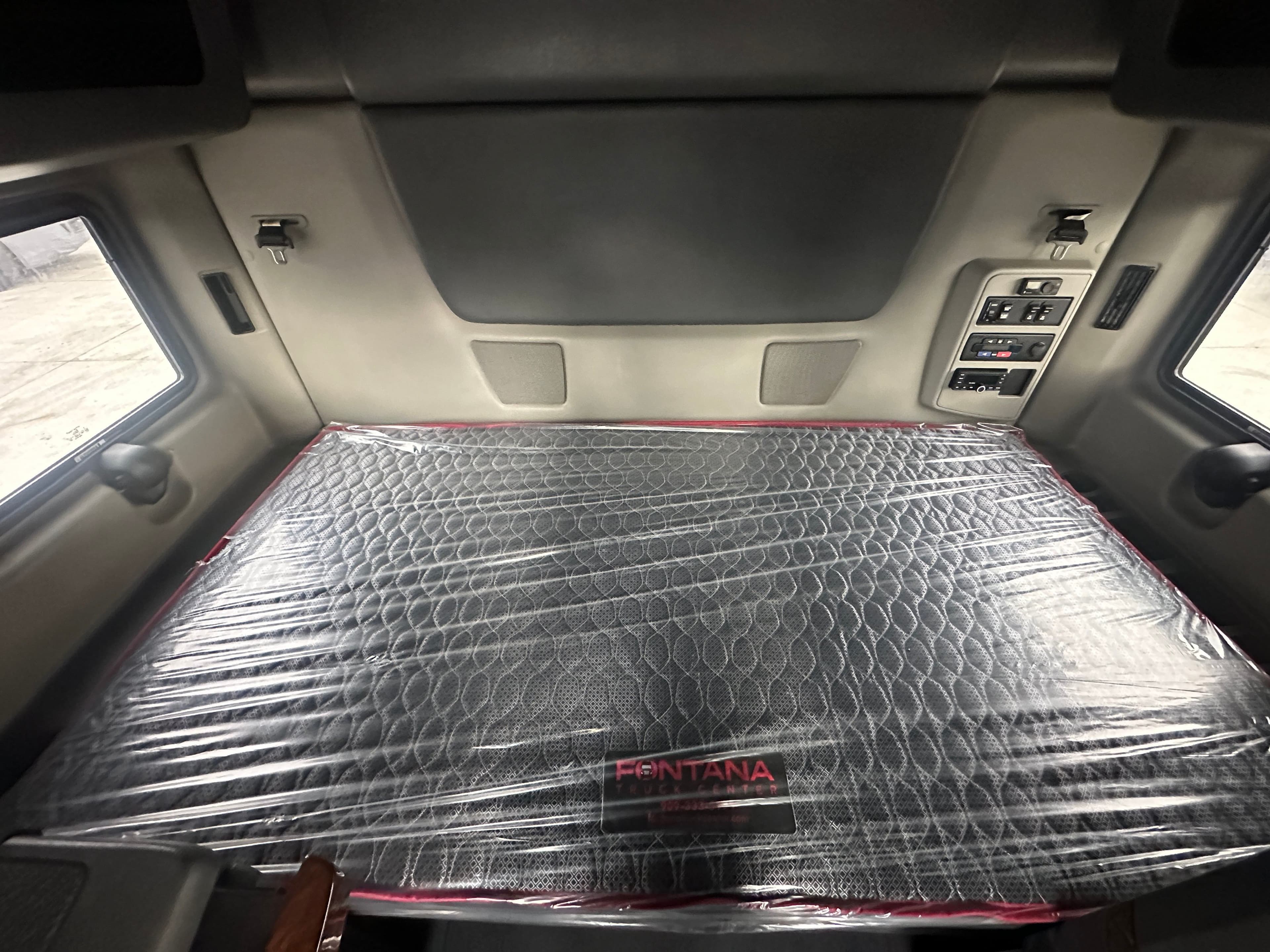 2022 International LT image 30