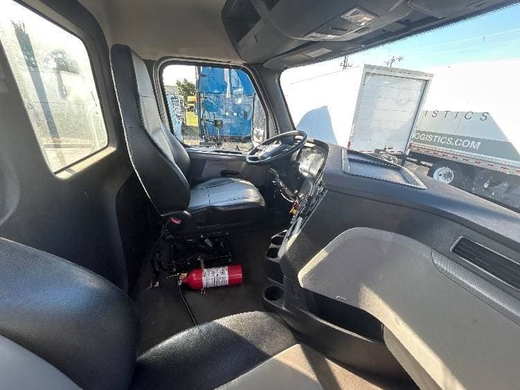 2021 Freightliner Cascadia image 8