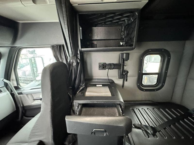 2021 Freightliner Cascadia image 24