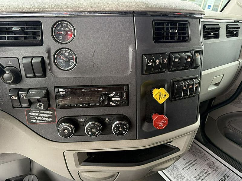 2020 Peterbilt 579 image 14