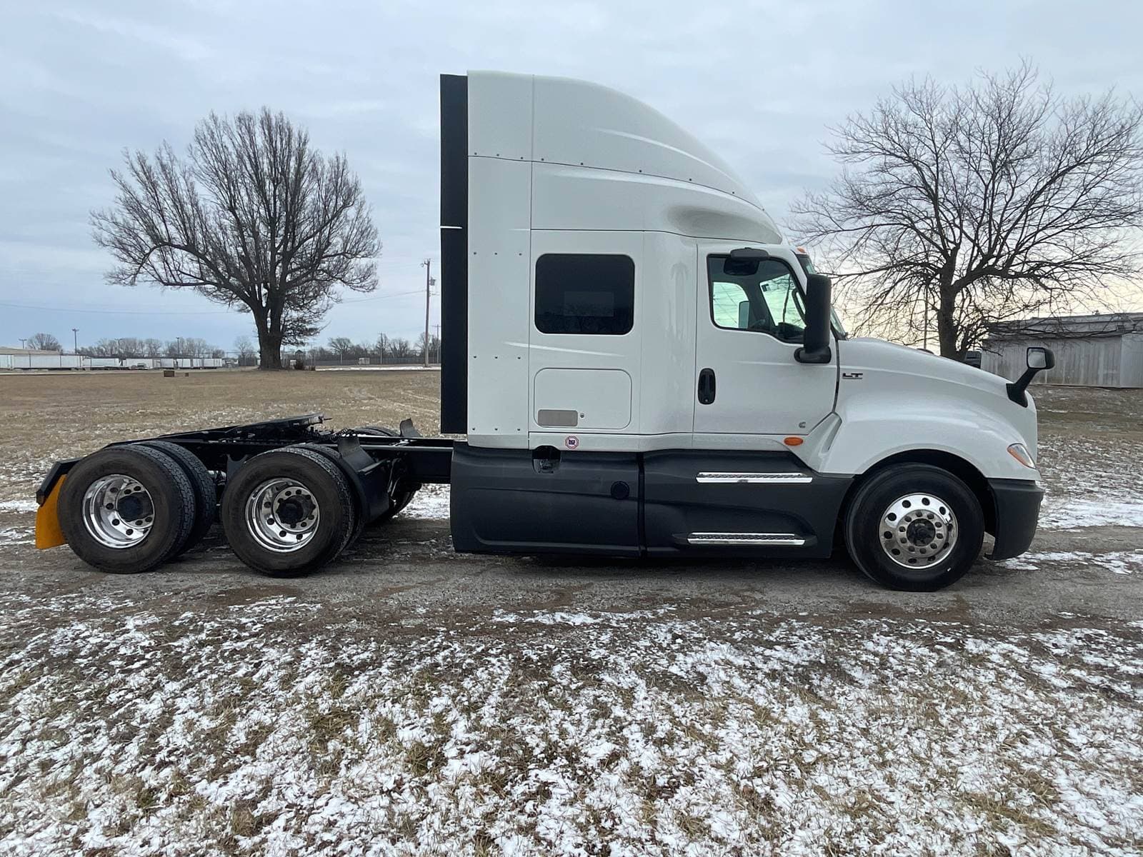 2022 International LT625 Sleeper Semi Truck image 5