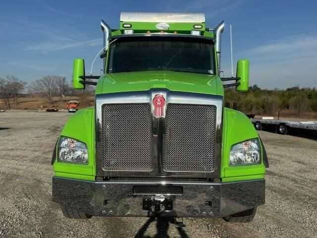 2023 Kenworth T880 image 2