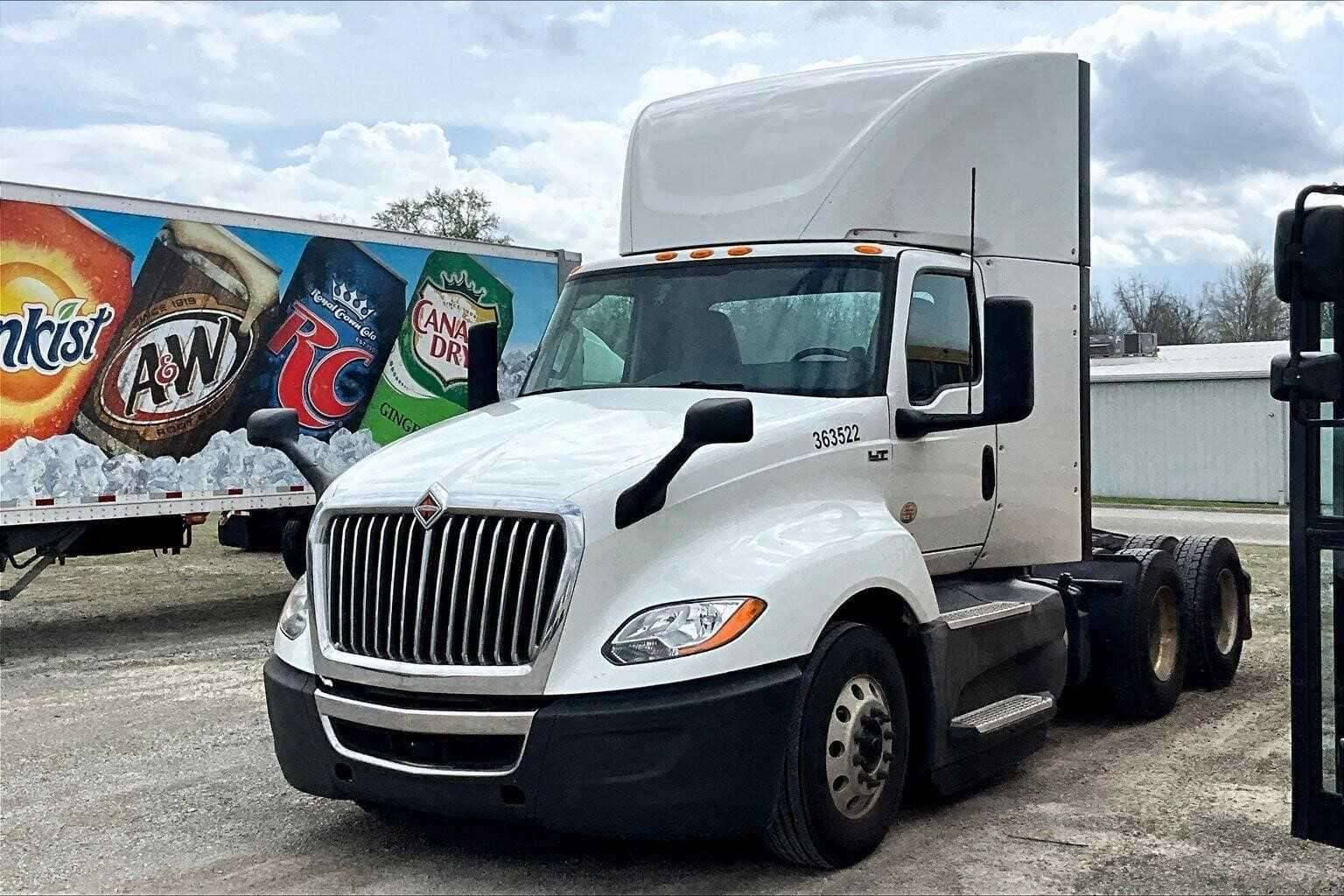 2021 International LT625 image 3