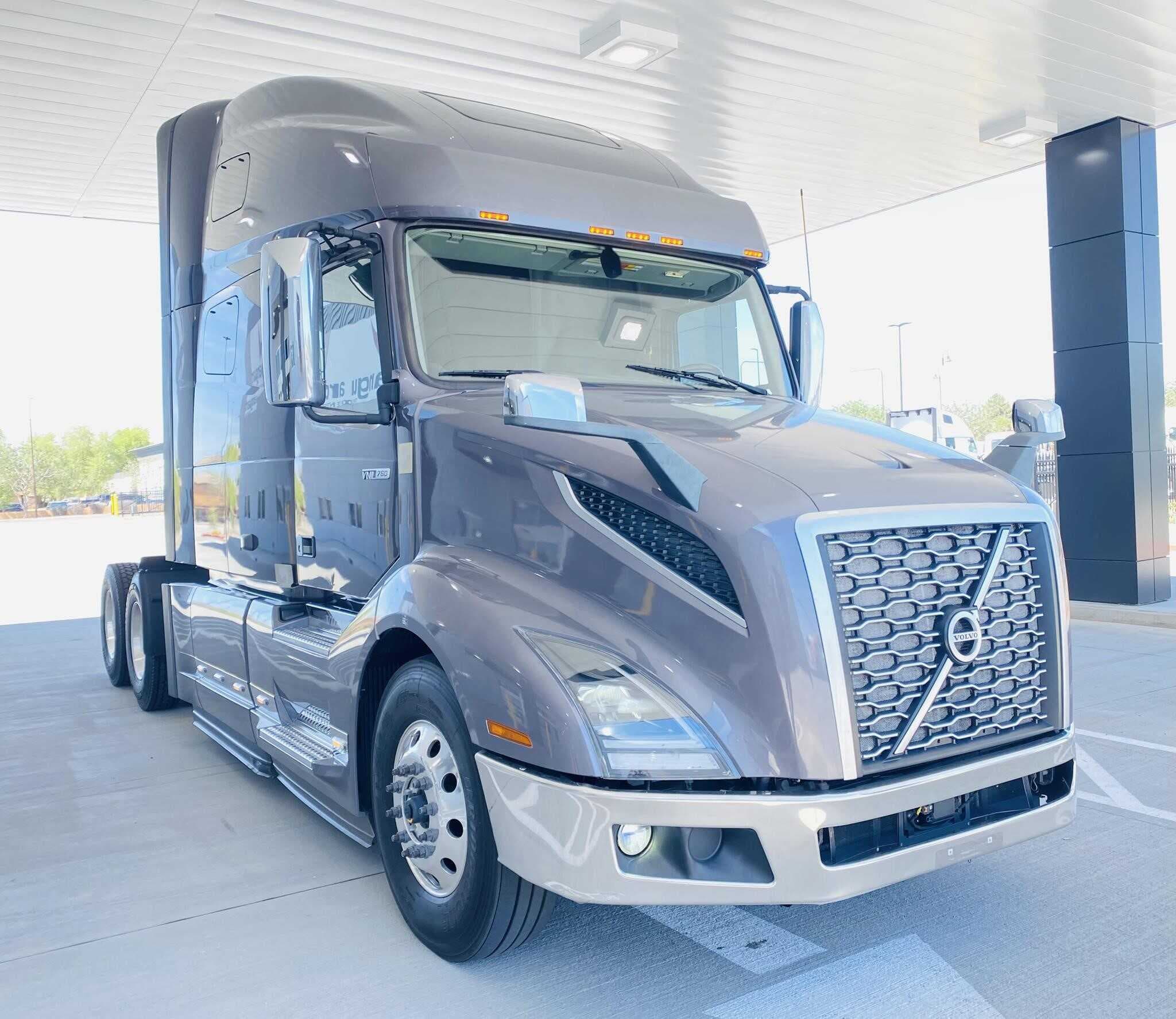 2019 Volvo VNL64T760 image 2