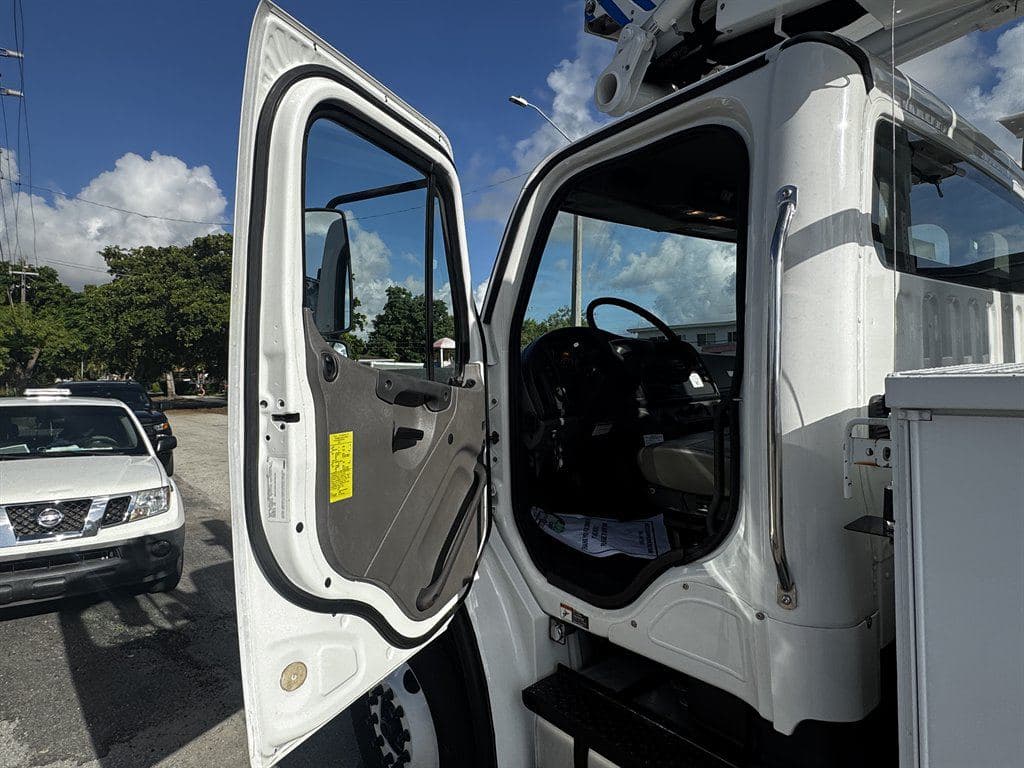 2017 Freightliner M2-106 image 60