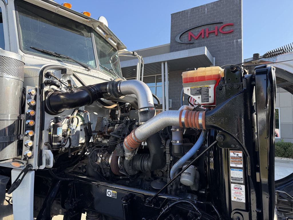 Used 2024 PETERBILT 389 image 17