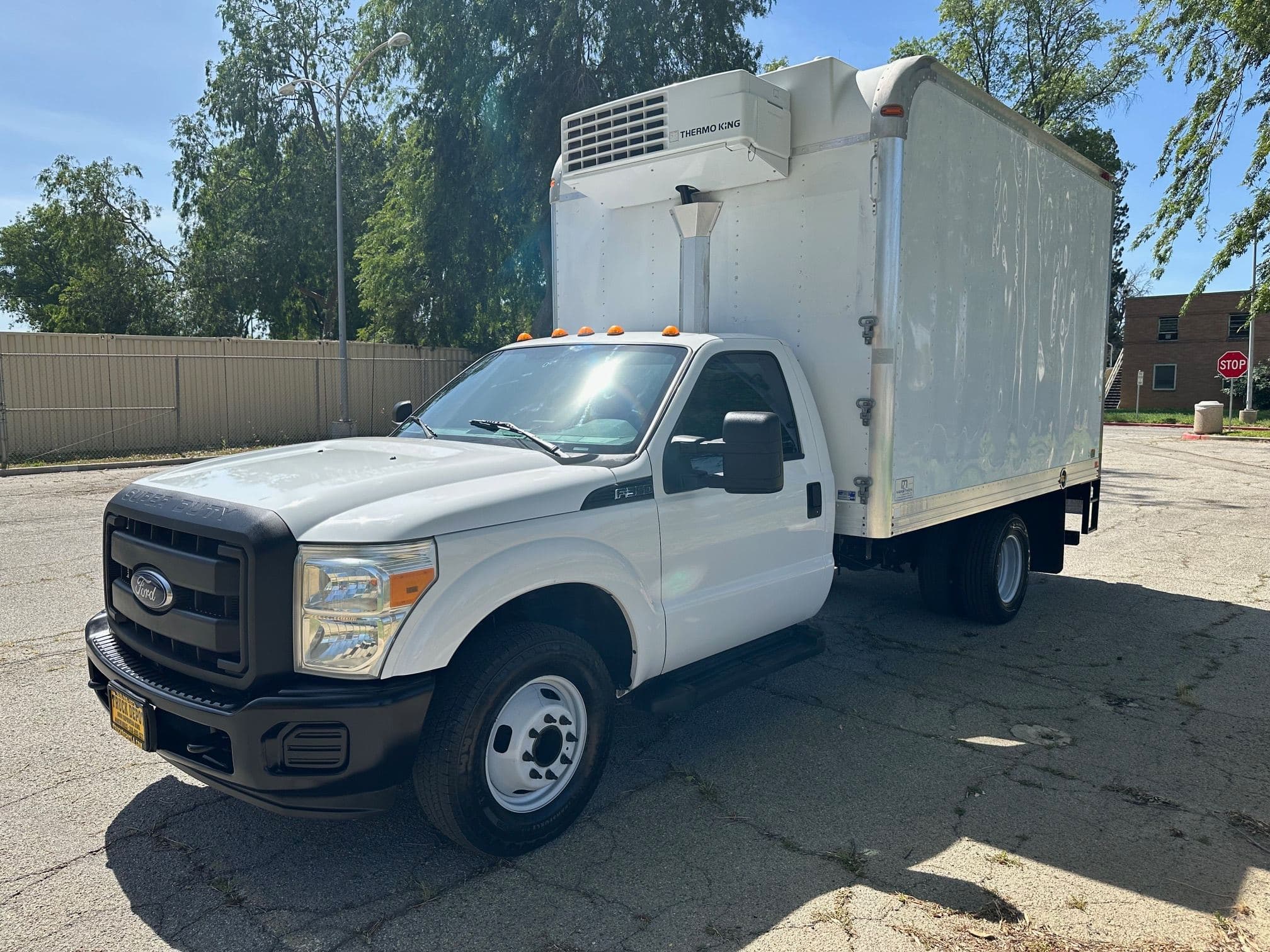 2016 Ford F-350 Reefer Box Truck with Liftgate image 8