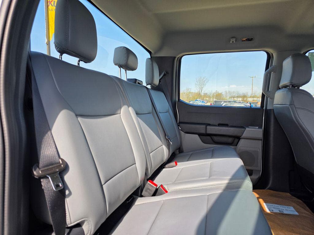 2026 Ford F-450SD XL DRW CAB CHASSIS image 32