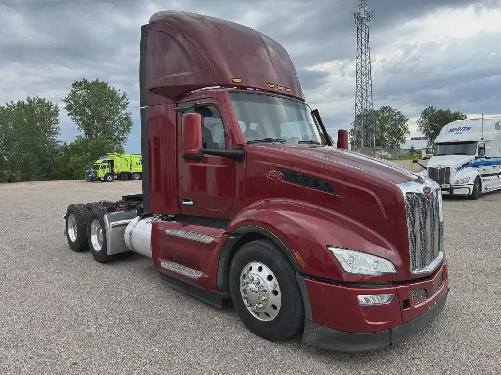 2022 Peterbilt 579 image 2