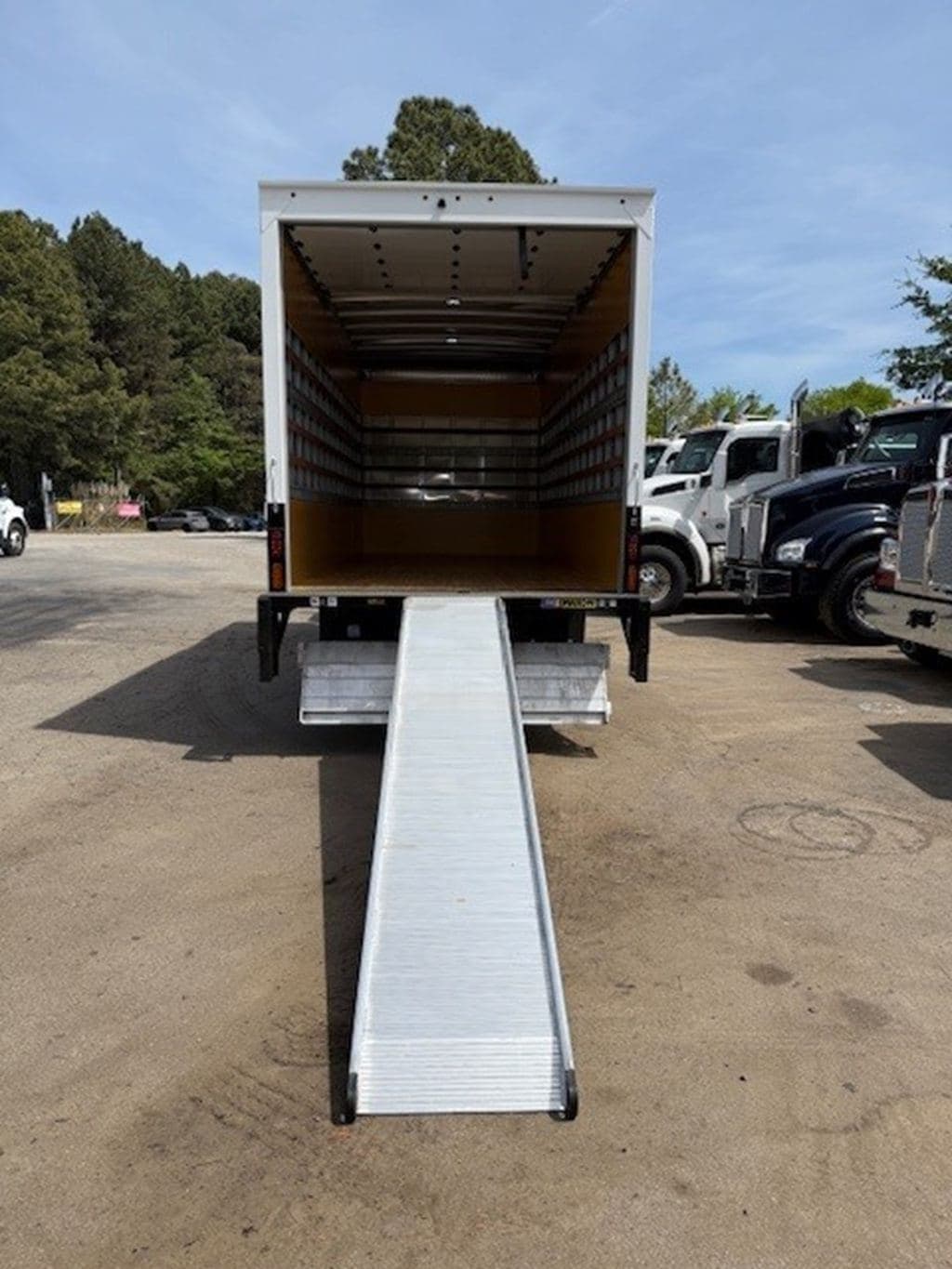 New 2025 ISUZU NRR image 11