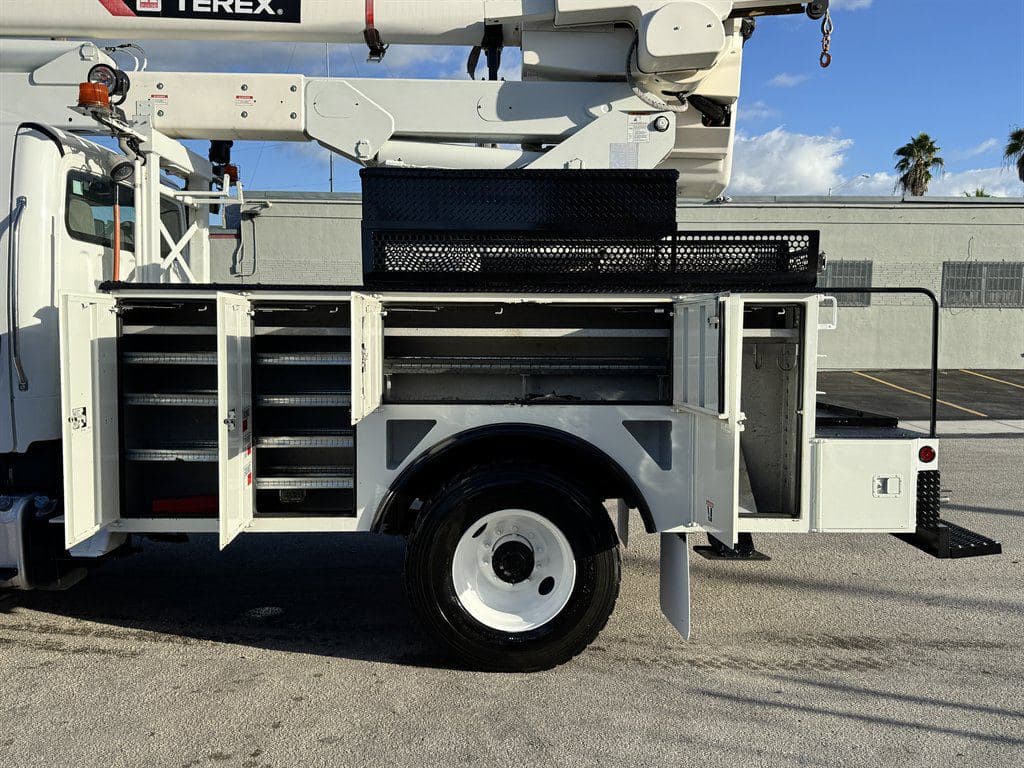 2015 Freightliner M2 106 image 17