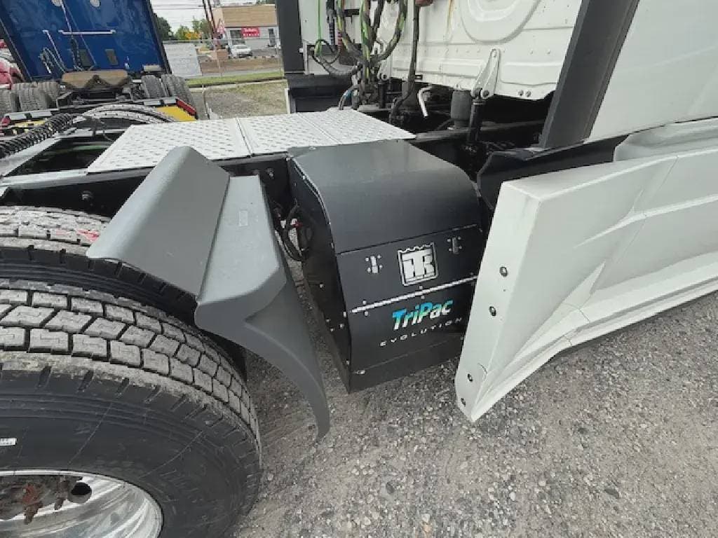 Used 2020 FREIGHTLINER Conventional - Sleeper Truck image 16