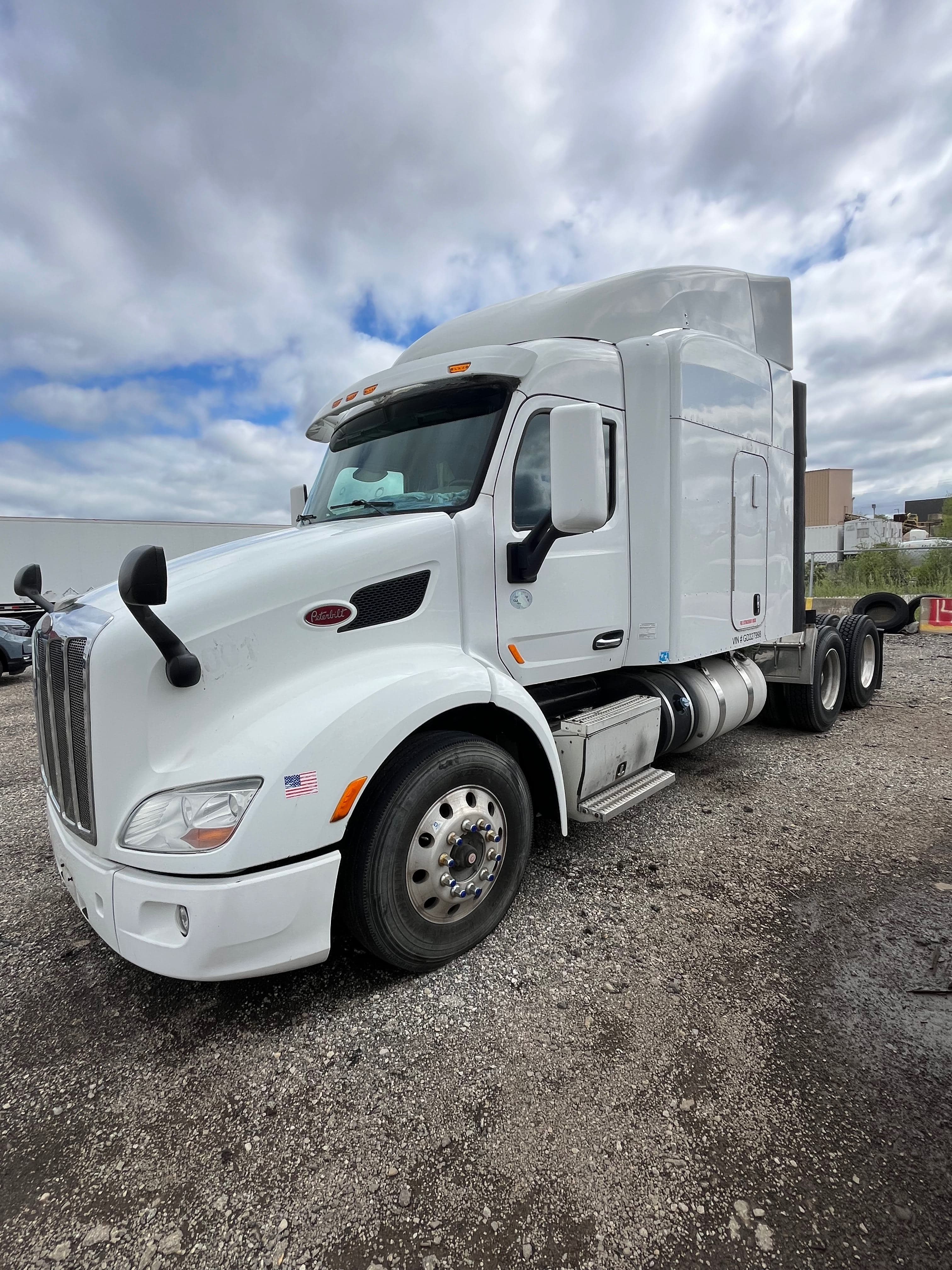 2016 Peterbilt 579 image 1