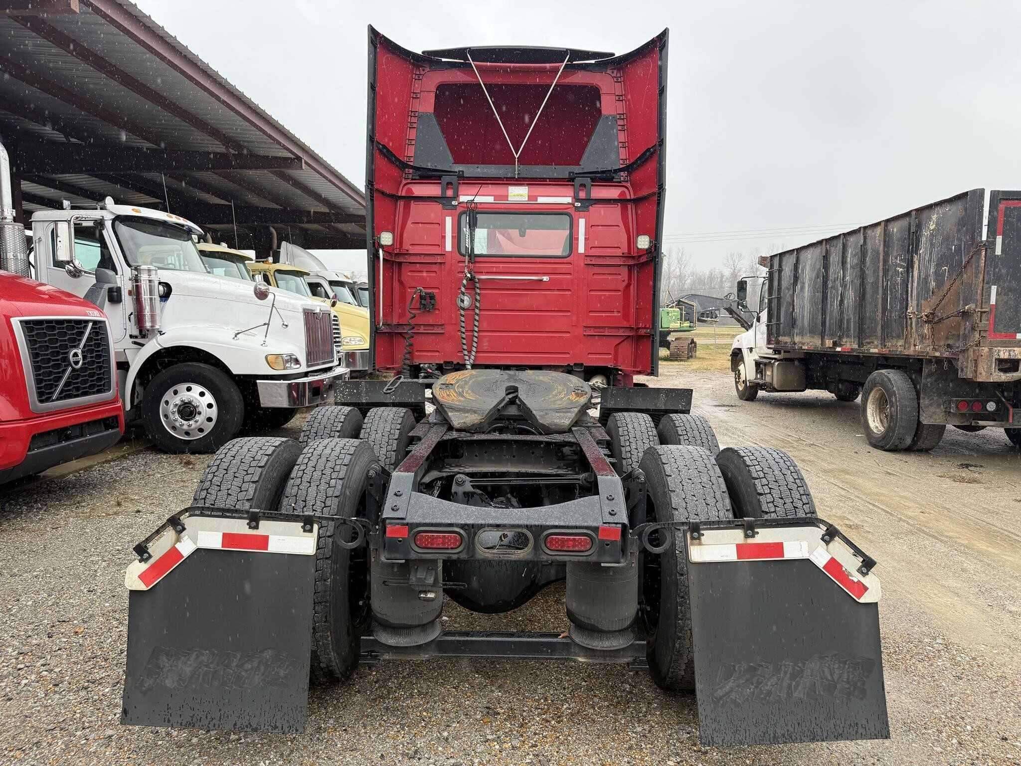 2022 Volvo VNR image 2