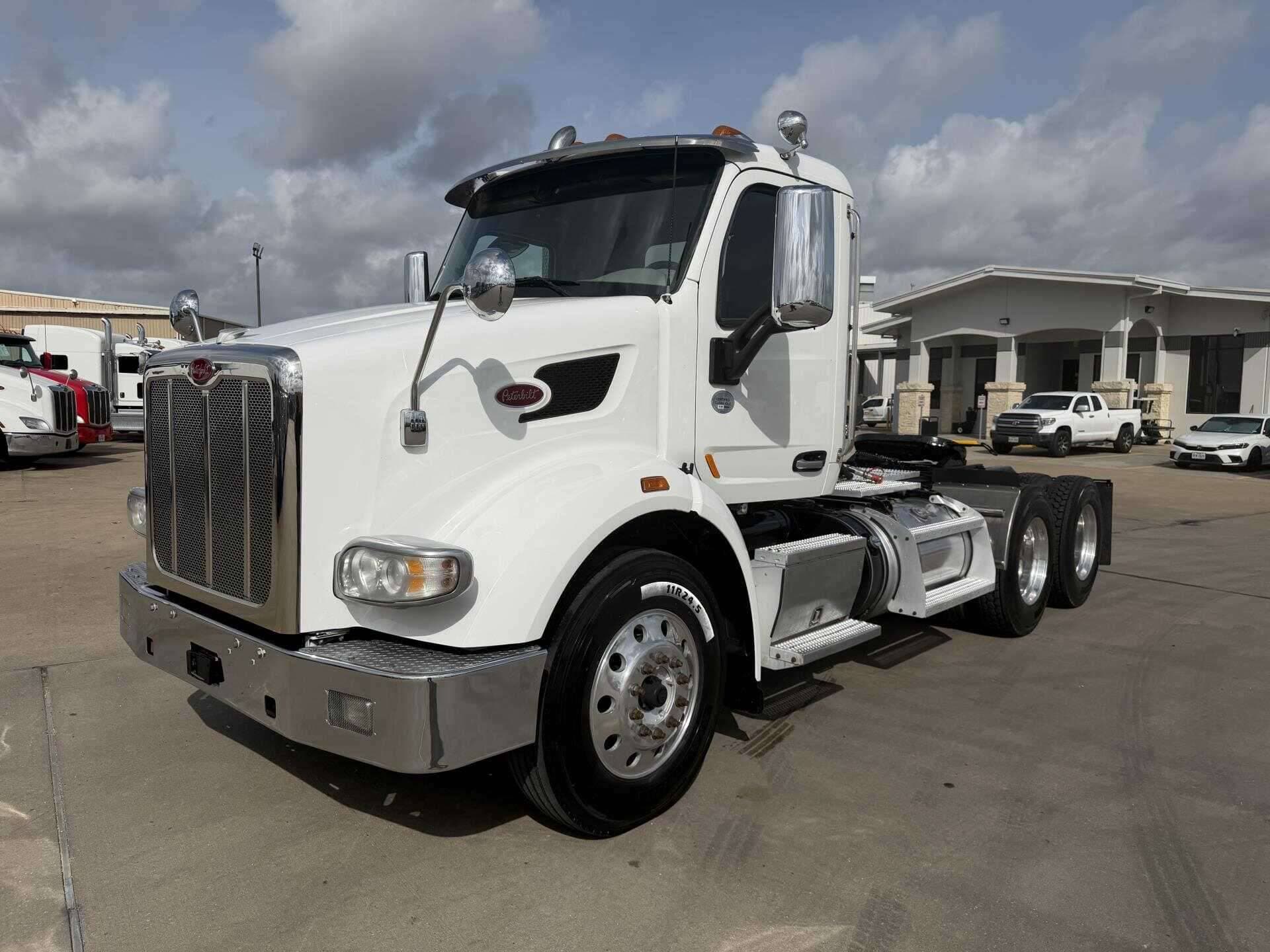 2020 Peterbilt 567 image 1