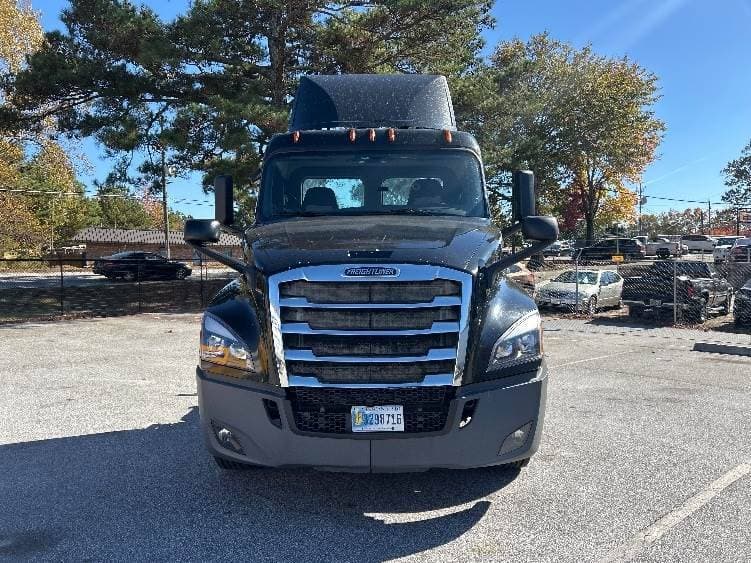 2019 Freightliner Cascadia 126 Day Cab Truck - 450HP, 12 Speed Automatic image 2