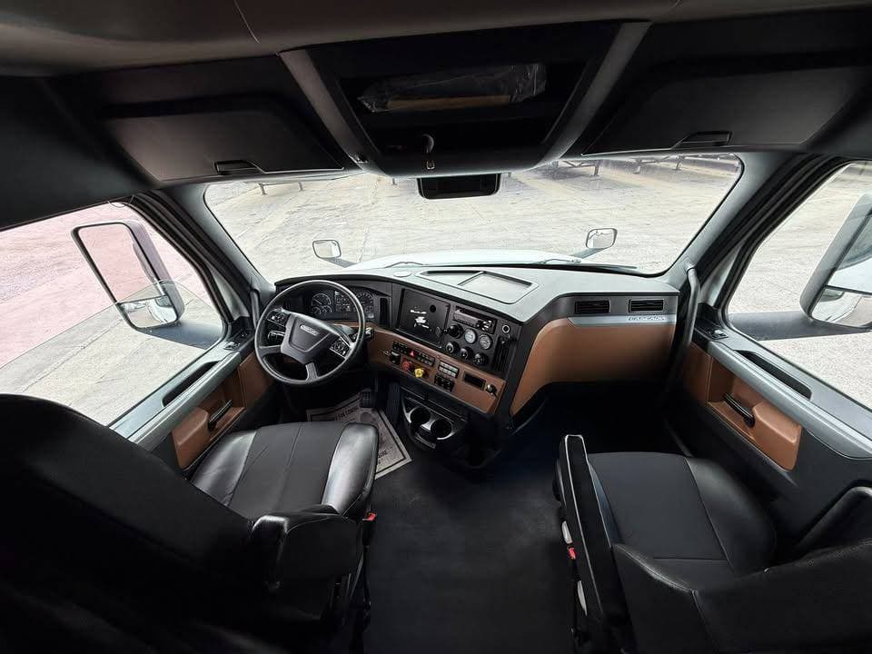 2021 Freightliner Cascadia image 10