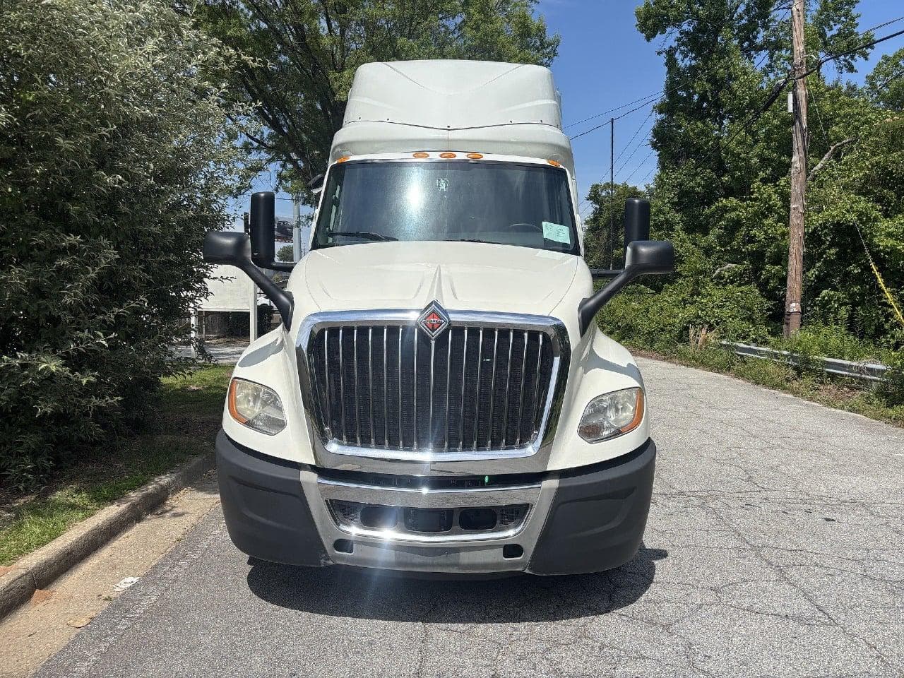 2018 International LT625 image 3