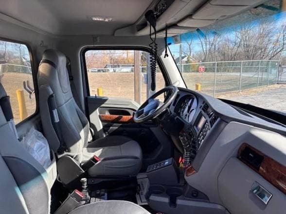 2021 Kenworth T880 image 8