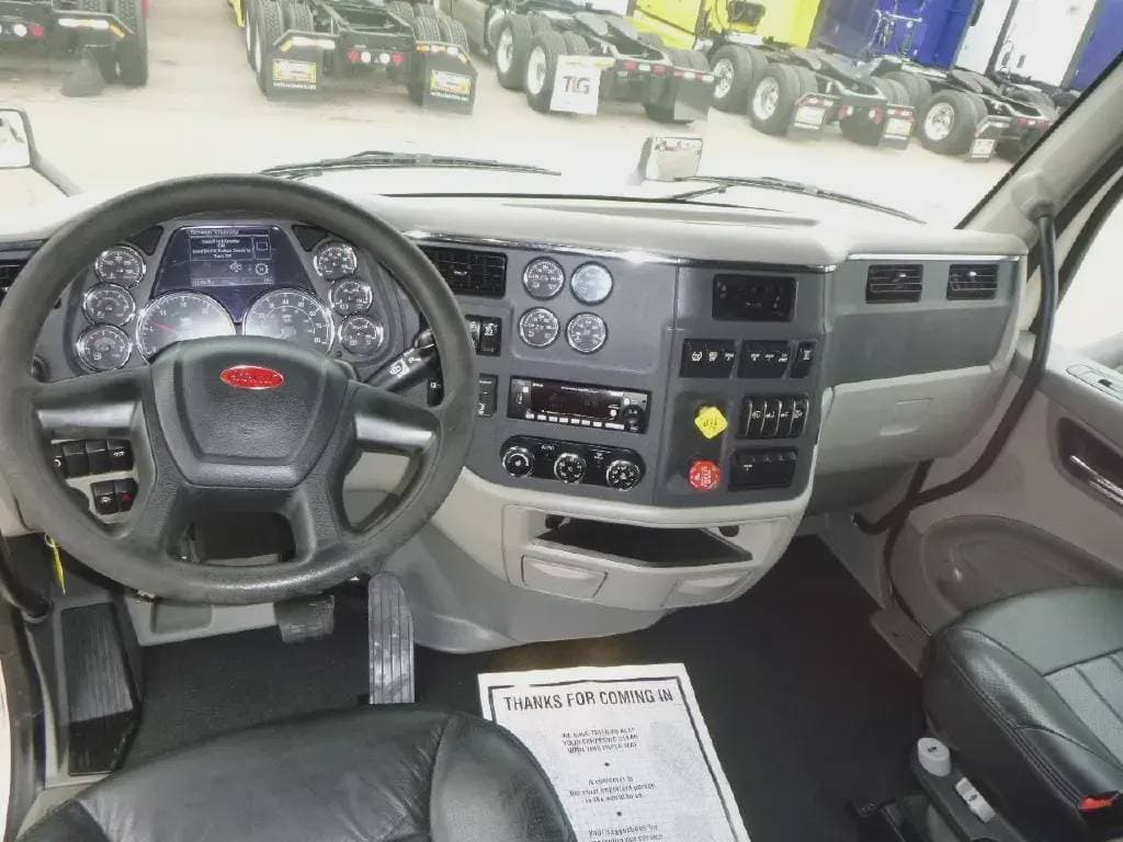 2022 Peterbilt 579 image 6