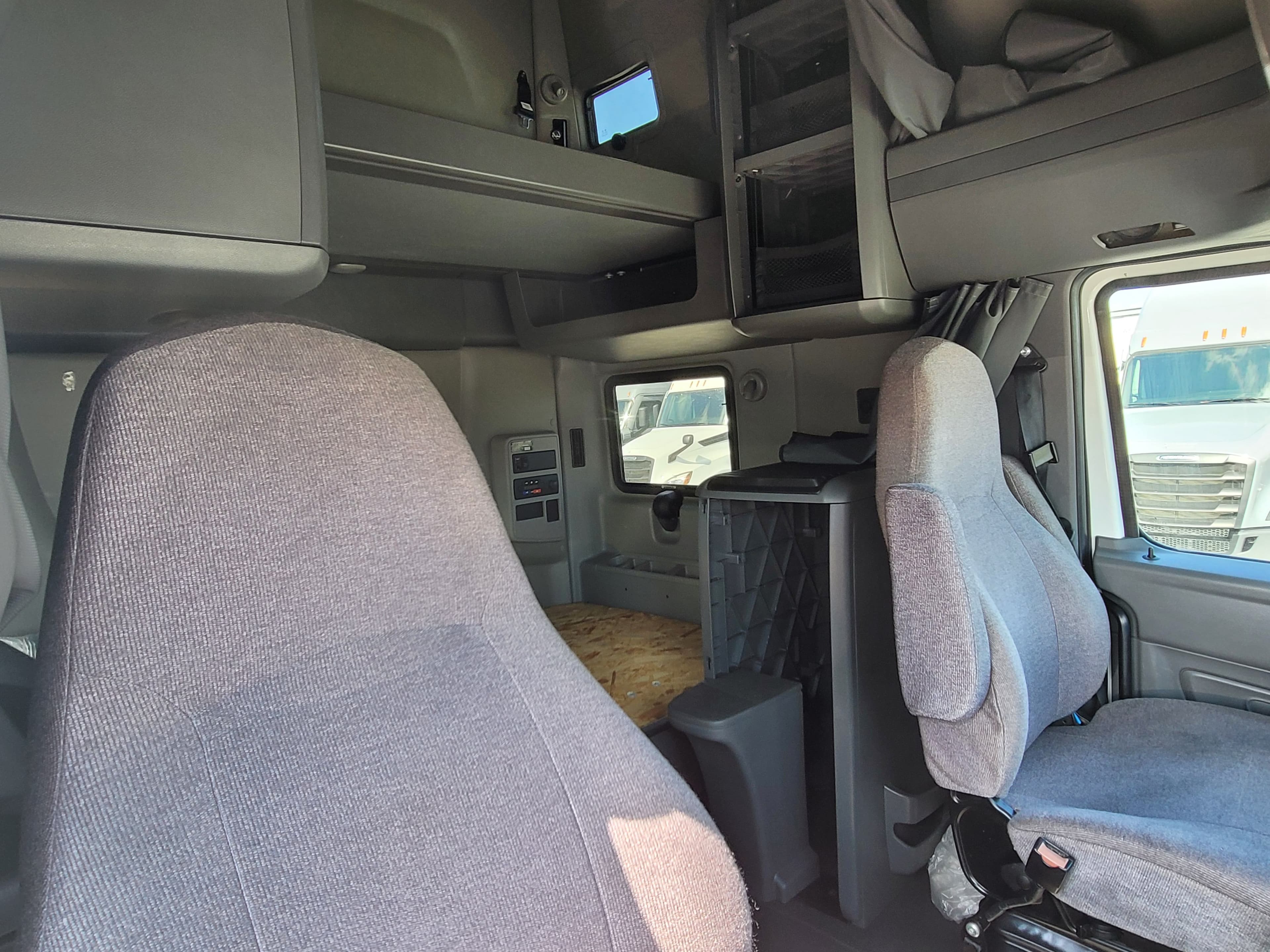 2022 International LT625 image 9