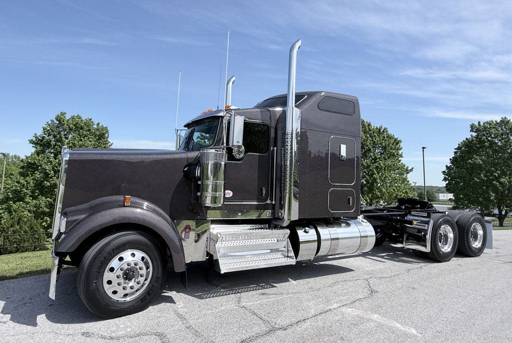 New 2027 KENWORTH W900L image 2