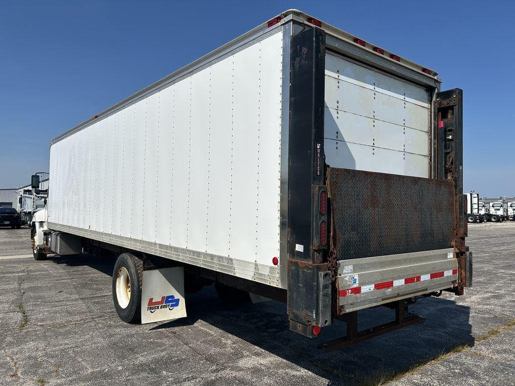 2018 Hino 338 image 3