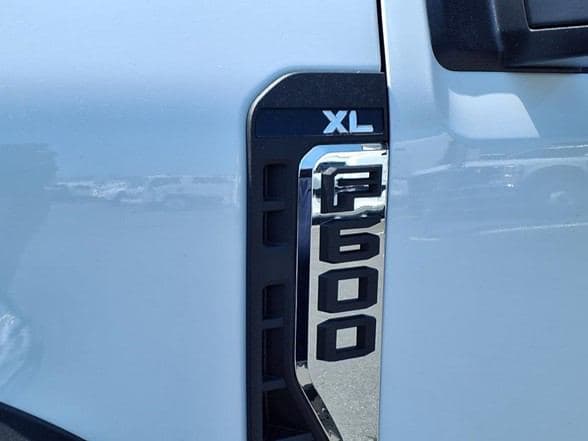 2025 Ford F600 image 10