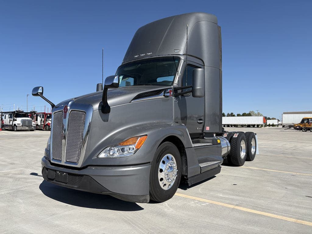 Used 2024 KENWORTH T680 image 4