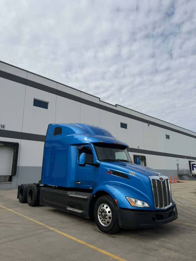 2023 Peterbilt 579 image 1