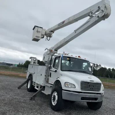 2019 Freightliner M2 106 image 1