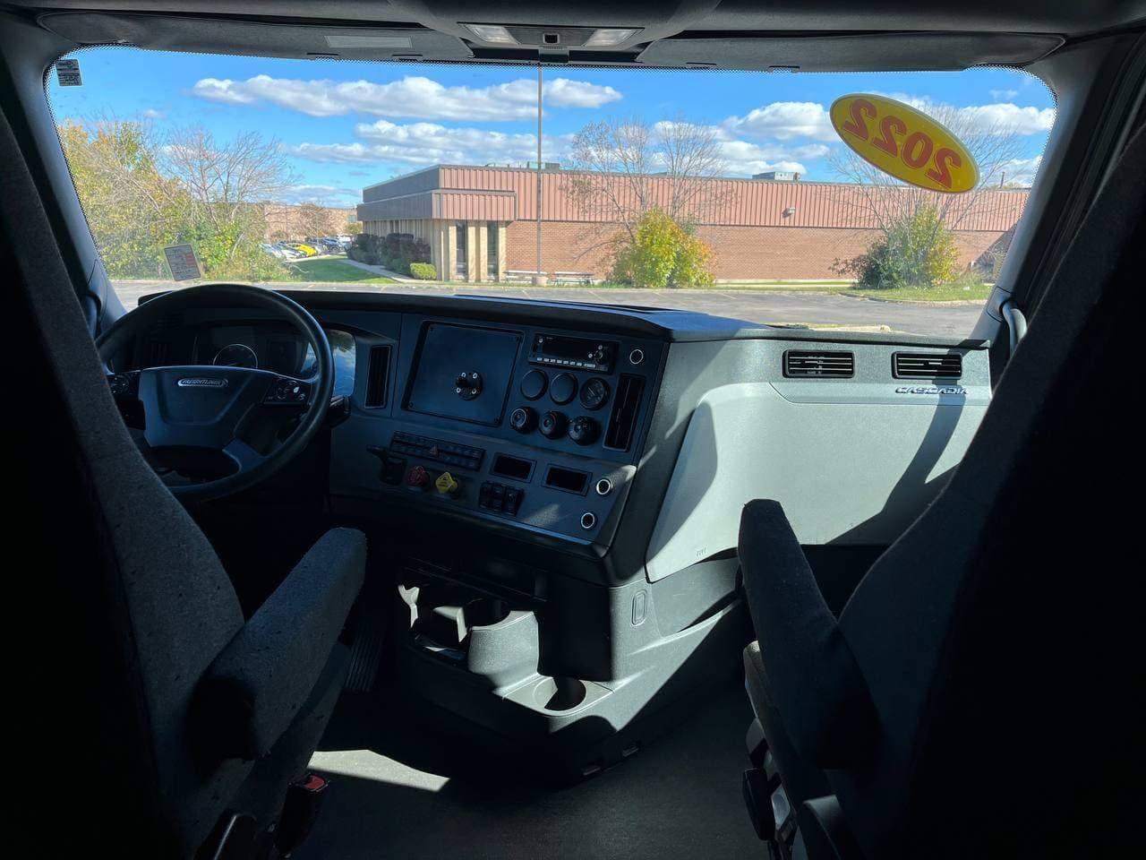 2022 Freightliner Cascadia image 11