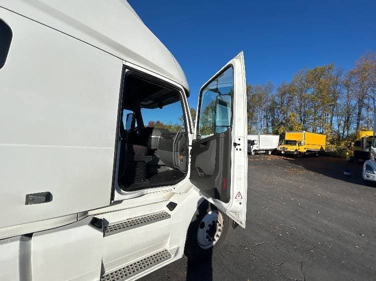 2022 Volvo VNL image 12