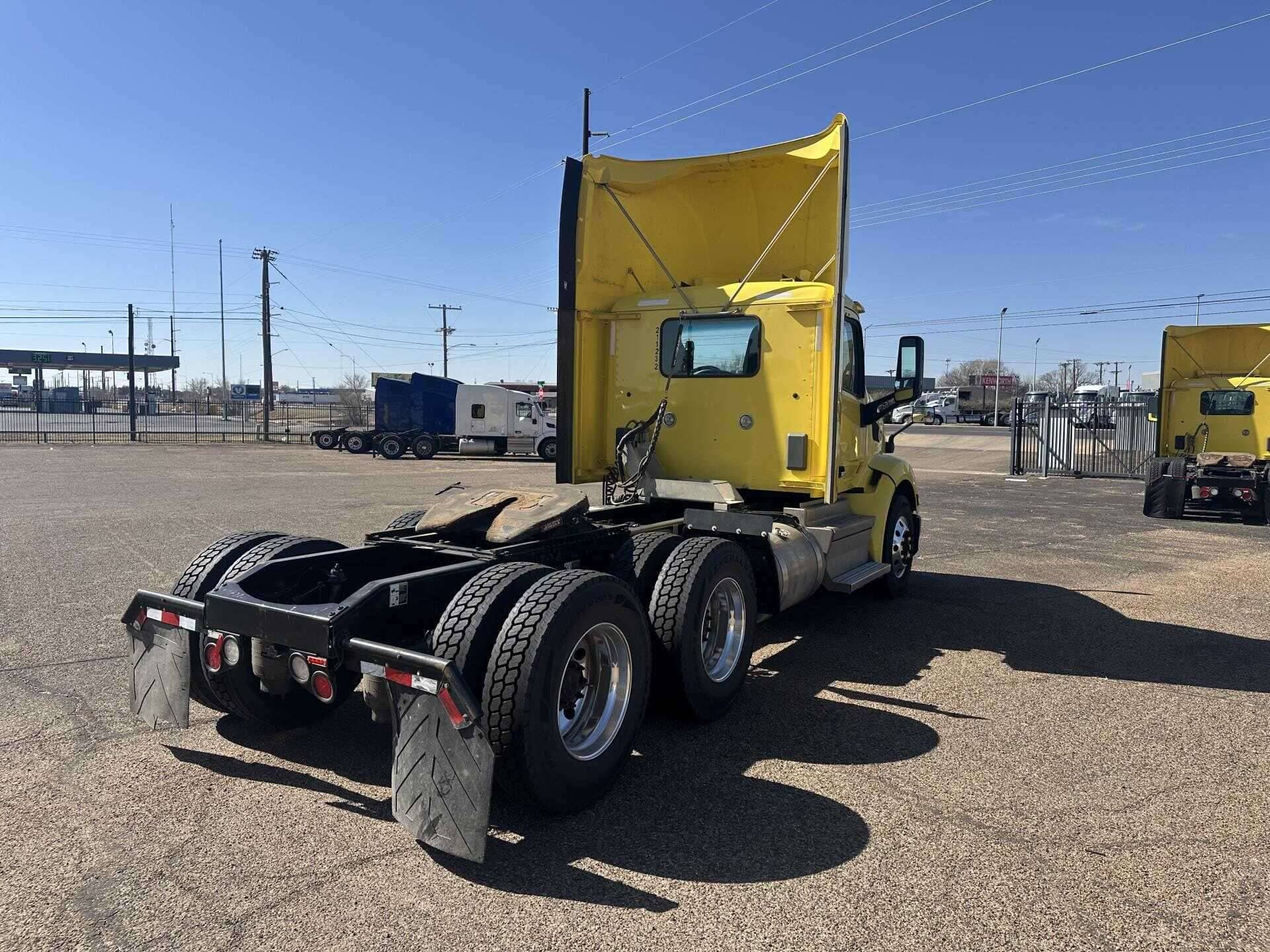 2021 Peterbilt 579 image 3